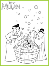 La mère de Mulan et la marieuse lui font prendre un bain