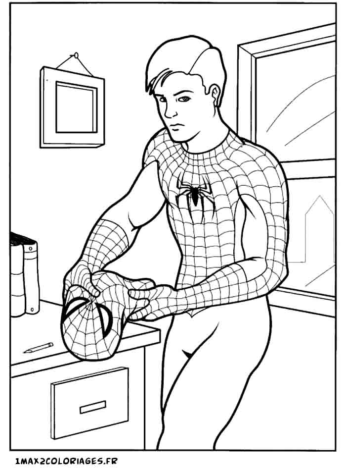 Peter Parker enlève son masque de spiderman