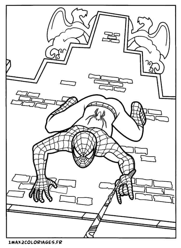 Spiderman descend le long de la facade