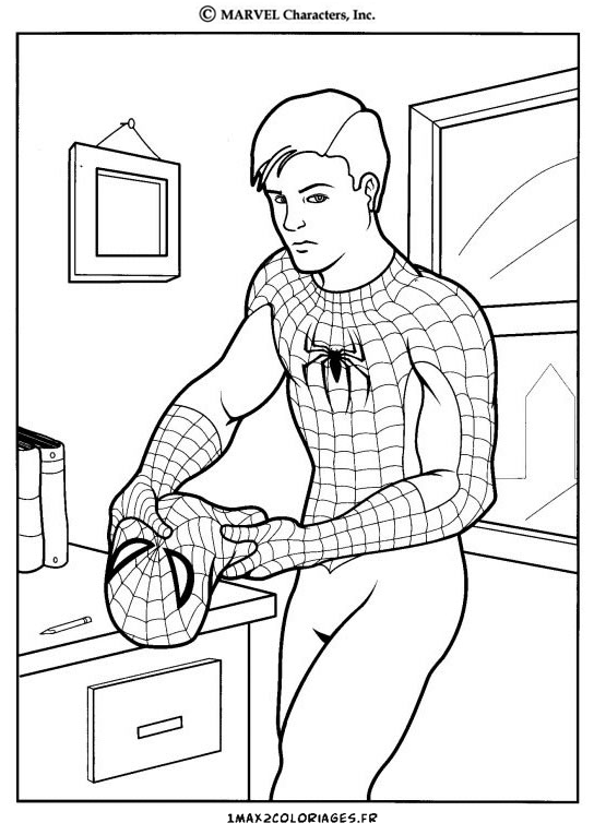 Peter Parker enfile son costume